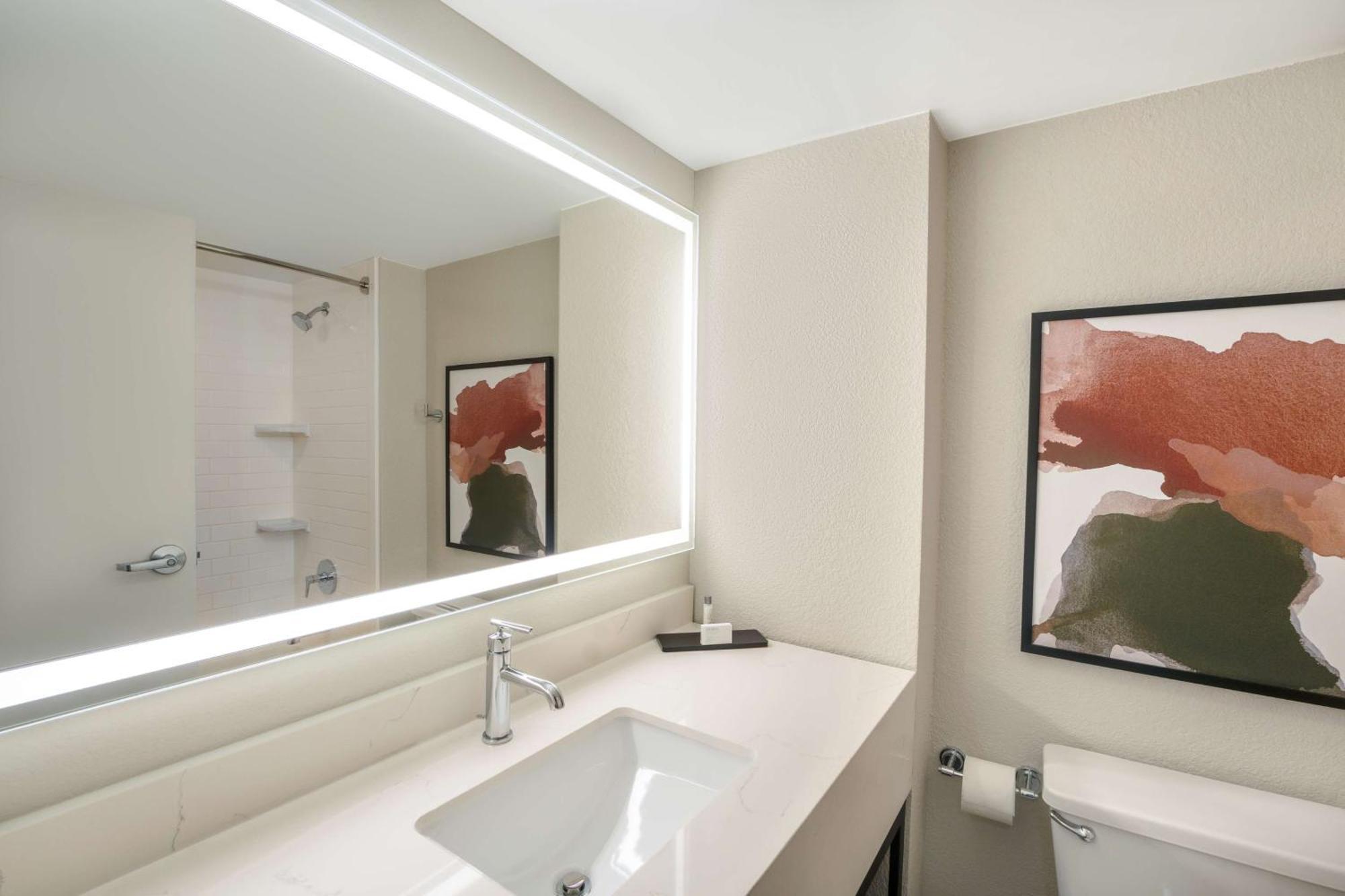 Hotel Embassy By Hilton East Germantown Area 3*