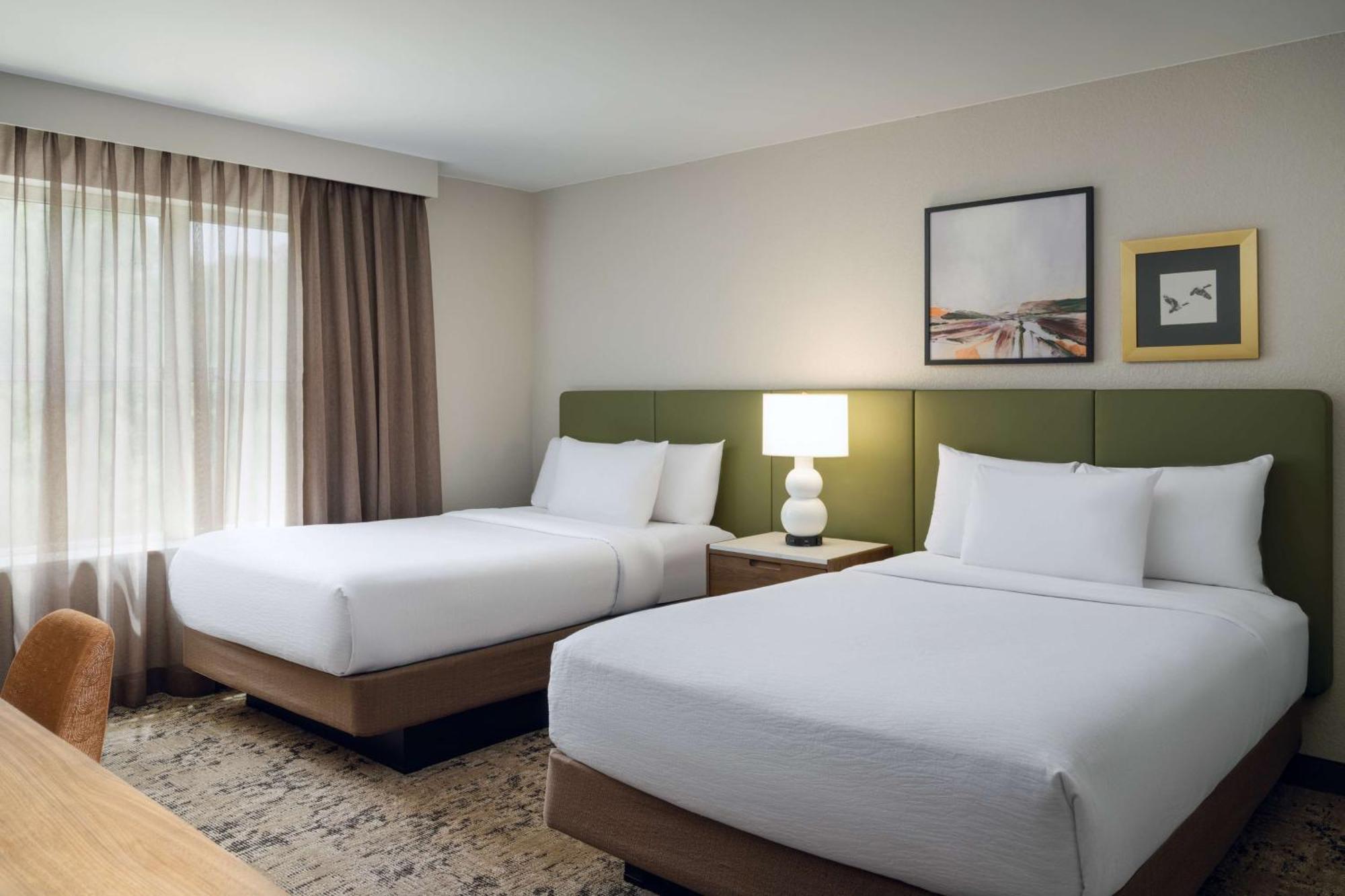 Hotel Embassy By Hilton East Germantown Area 3*