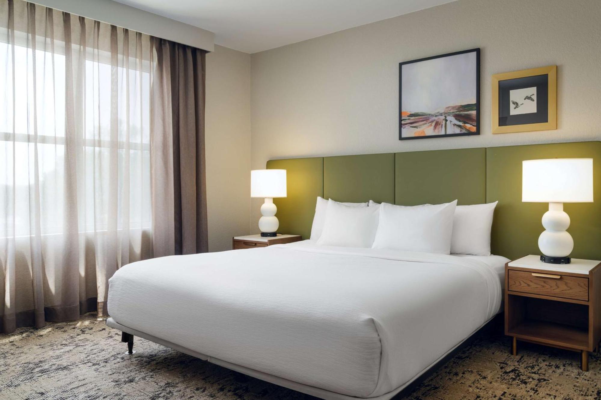 Hotel Embassy By Hilton East Germantown Area 3*