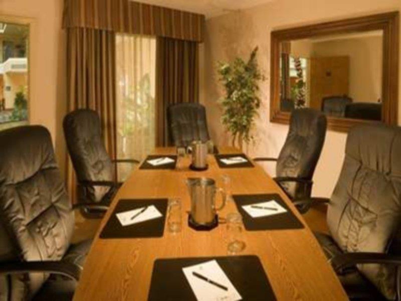 Hotel Embassy By Hilton East Germantown Area 3*